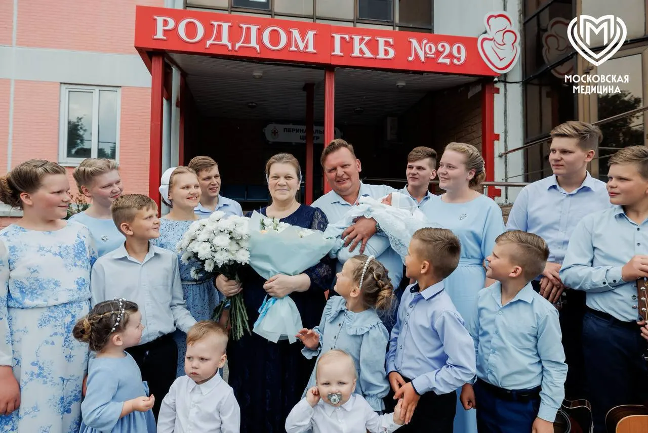 Жительница столицы родила шестнадцать детей. В семье воспитывают девять сыновей и семь дочерей.
