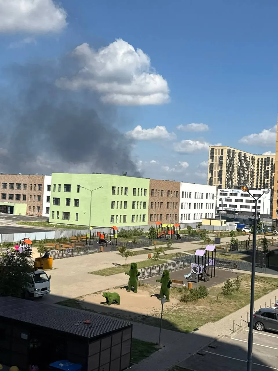 На подстанции 110 кВ в подмосковных Люберцах произошёл пожар — местные слышали хлопок, часть района осталась без света. Причины возгорания уточняются; ранее в регионе предупреждали о возможных атаках беспилотников.