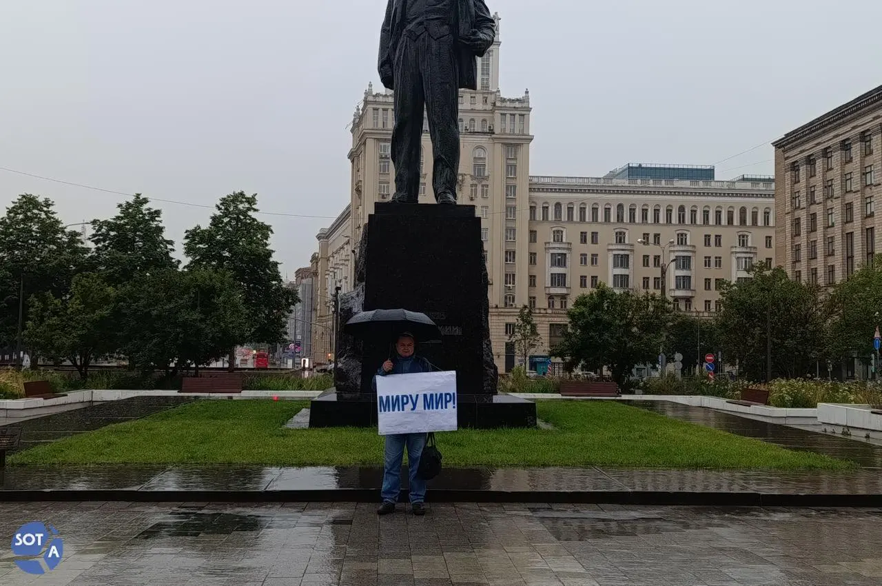 Сергей Демин был задержан у памятника Маяковскому с плакатом «Миру мир», провёл в отделе полиции несколько часов и отпущен с обязательством о явке; в ОВД ему якобы предлагали контракт на военную службу, а плакат изъяли.