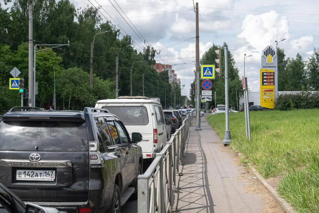 Проверка нескольких заправок в Санкт‑Петербурге показала: город пока получает бензин стандарта Евро‑5. Сотрудники АЗС говорят, что запасов хватит, а появлению топлива с большим содержанием серы относятся с сомнением.
