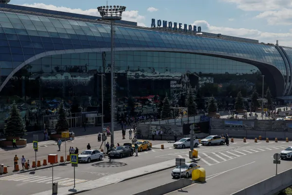 Аэропорт Внуково приобретёт 25% в ООО «Перспектива» за 16,5 млрд руб.; финансирование — за счёт собственных средств и кредитов (один из кредиторов — Сбербанк). Окупаемость инвестиций оценивают примерно в 10 лет. Сделка связана с национализацией «Домодедово» в июне 2025 года.