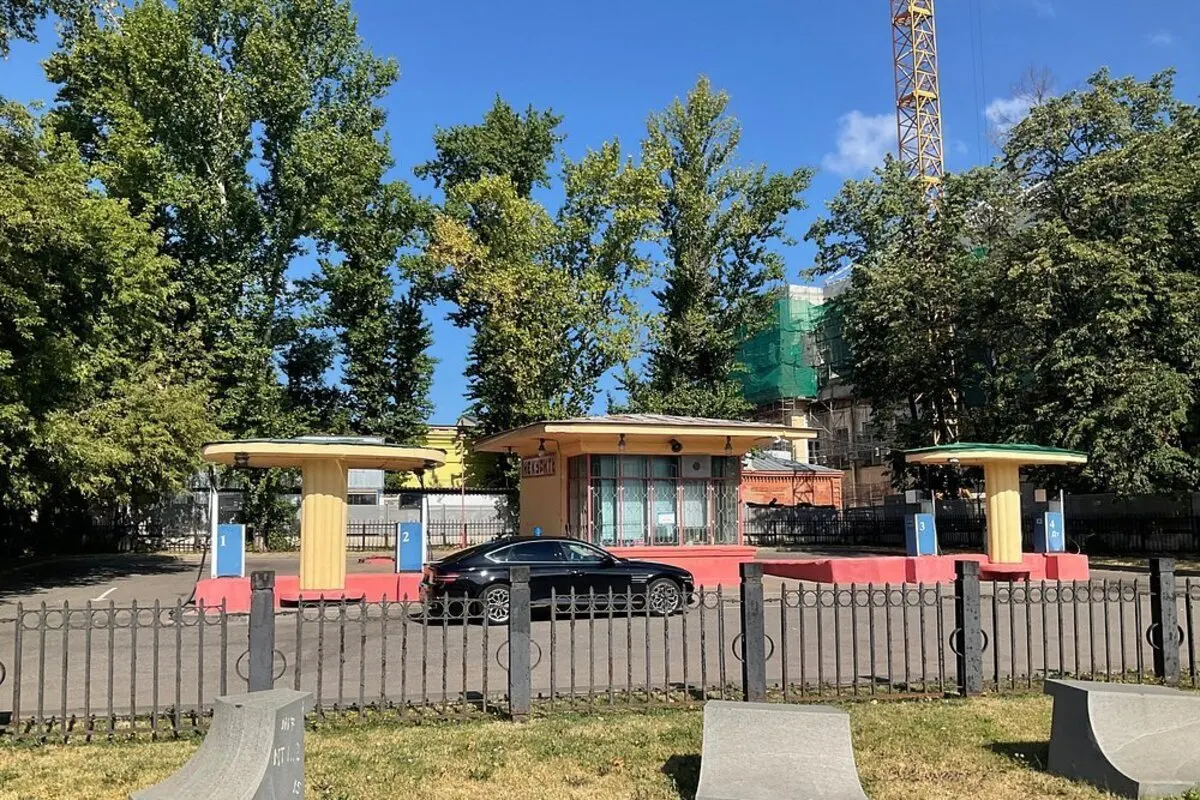 В проекте приказа ФСО указано, что в зоне около Кремлёвской АЗС на Волхонке площадью 6,4 тыс. м² могут запретить туризм, массовые мероприятия, запуск дронов и торговлю. Причины не поясняются.