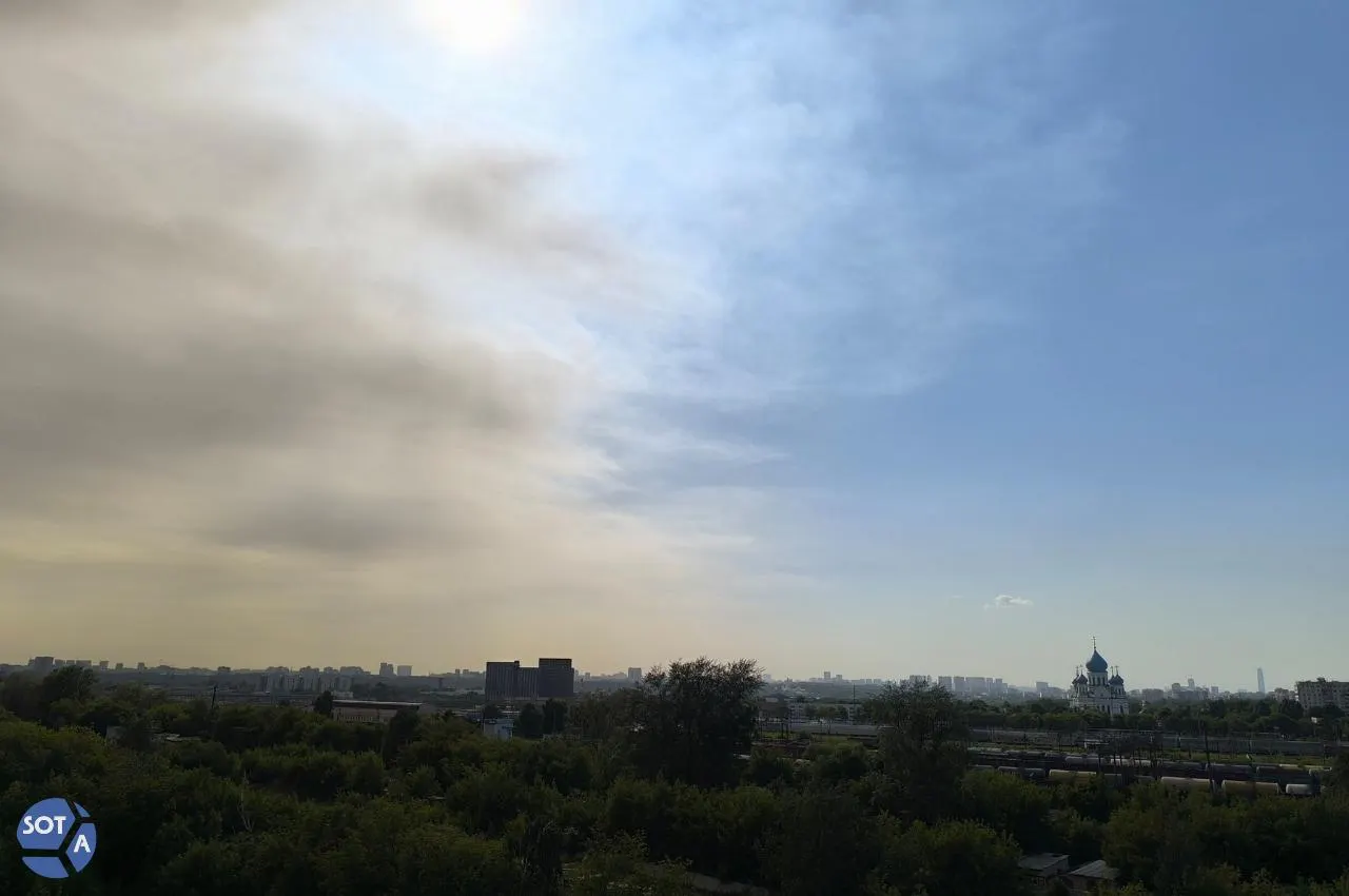 Жители района Люблино присылают фотографии желтоватых туч и мутного неба над юго‑востоком столицы; при этом погодные сервисы показывают ясную погоду.