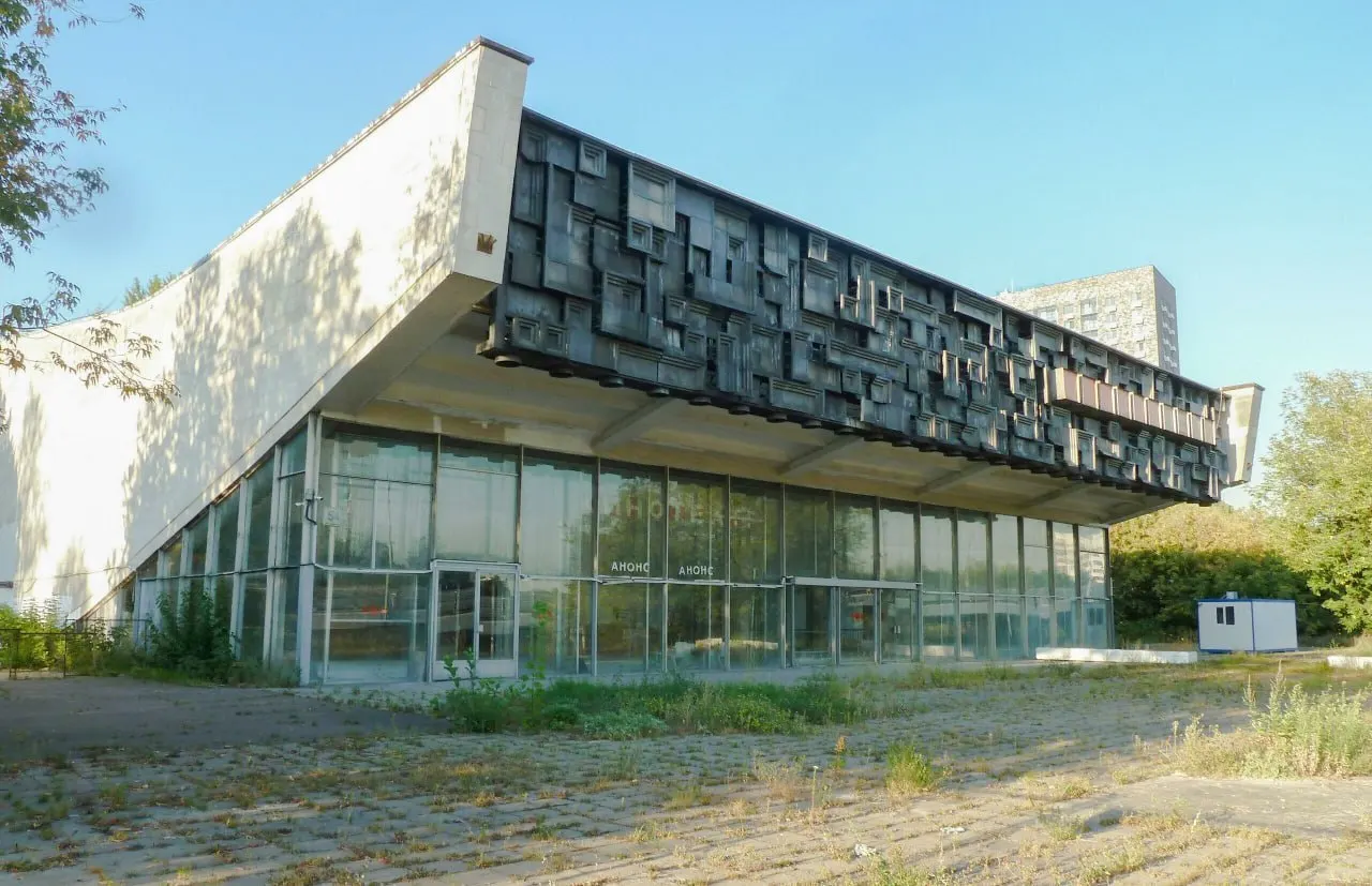 Кинотеатр на Можайском шоссе, закрытый в 2005 году и долгое время стоявший заброшенным, согласовали к сносу — вместо него планируют почти 20 тыс. кв. м жилья.