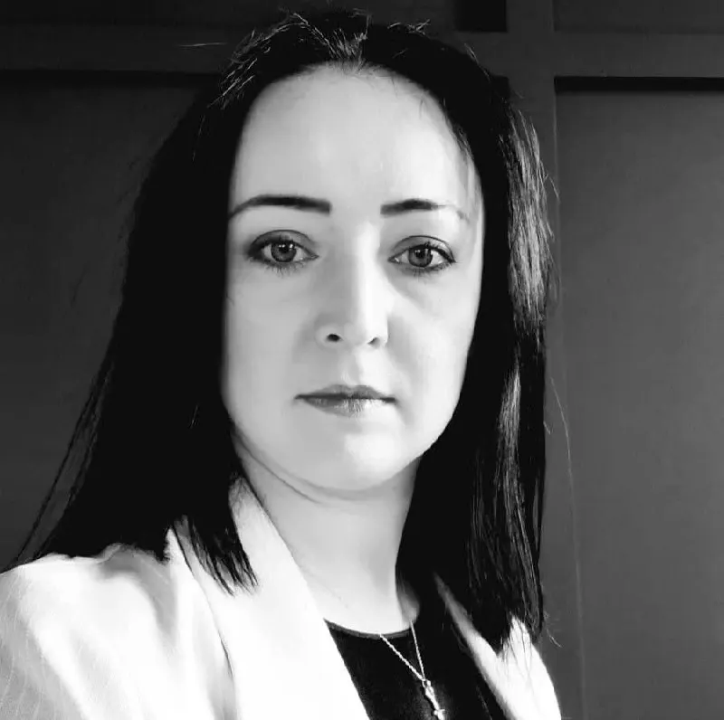 Конституционный суд признал, что совершеннолетние дети имеют право требовать лишения родительских прав родителей, совершивших в отношении них насилие в детстве; формальный подход судов, исключавший такой иск из‑за достижения лицом 18 лет, признан недостаточной защитой прав потерпевших.