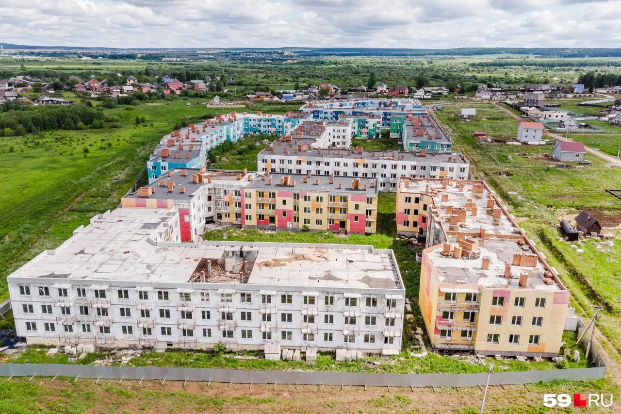 Недостроенные корпуса проблемного жилого комплекса, запуск которого планировали ещё в 2015 году, выставлены на продажу. История строительства сопровождалась банкротством застройщика, проверками и уголовными делами.