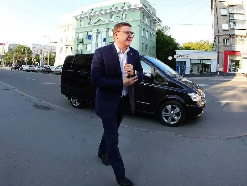 Губернатор Челябинской области Алексей Текслер в декларации за 2025 год указал доход 23,9 млн руб., 114 млн на счетах и ценные бумаги на 30 млн. В собственности — квартиры в Москве и на Кипре, но недвижимости в самом регионе нет.