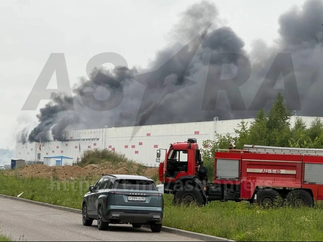 Шесть пострадавших при атаке беспилотников в Рязанской области, повреждён склад и возможен удар по НПЗ; в Таганроге — жертвы и эвакуации; в Иркутской и Москве — задержания; в издательстве сокращения на фоне ужесточения правил.