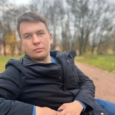 Суд в Москве отправил под стражу блогера Илью Ремесло до сентября — ему вменяют публичное распространение заведомо ложной информации о Вооружённых силах РФ.