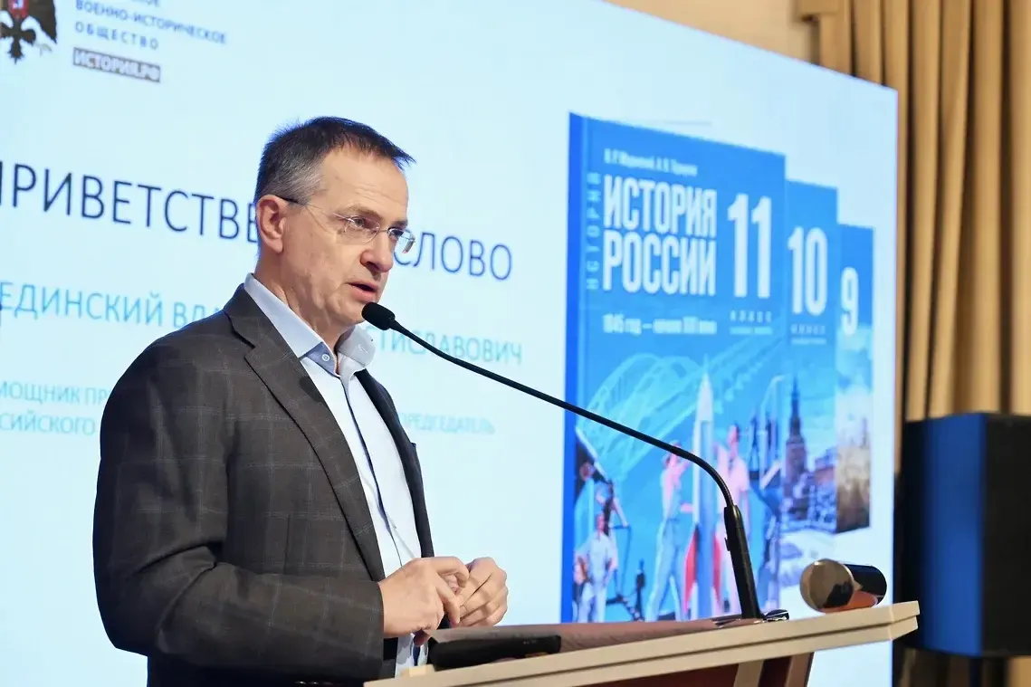 Новое издание учебника для 11‑класса включает утверждение о попытке прорыва «элитных частей» ВСУ к Курской АЭС в 2024 году; независимых подтверждений этому нет, эксперты и международные организации не фиксировали захват станции.
