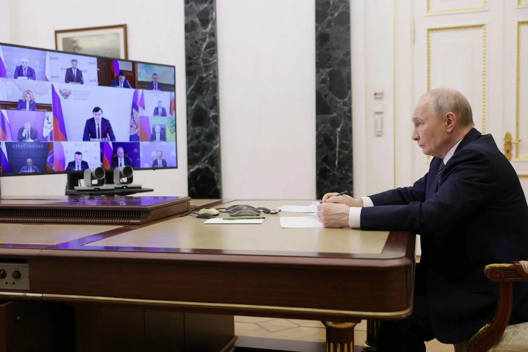 На совещании обсудили сокращение выпуска бензина и дизеля после ударов по нефтеперерабатывающим заводам, принятые правительством меры — от запретов на экспорт до мобилизации резервов — и ситуацию с ценами в Крыму.
