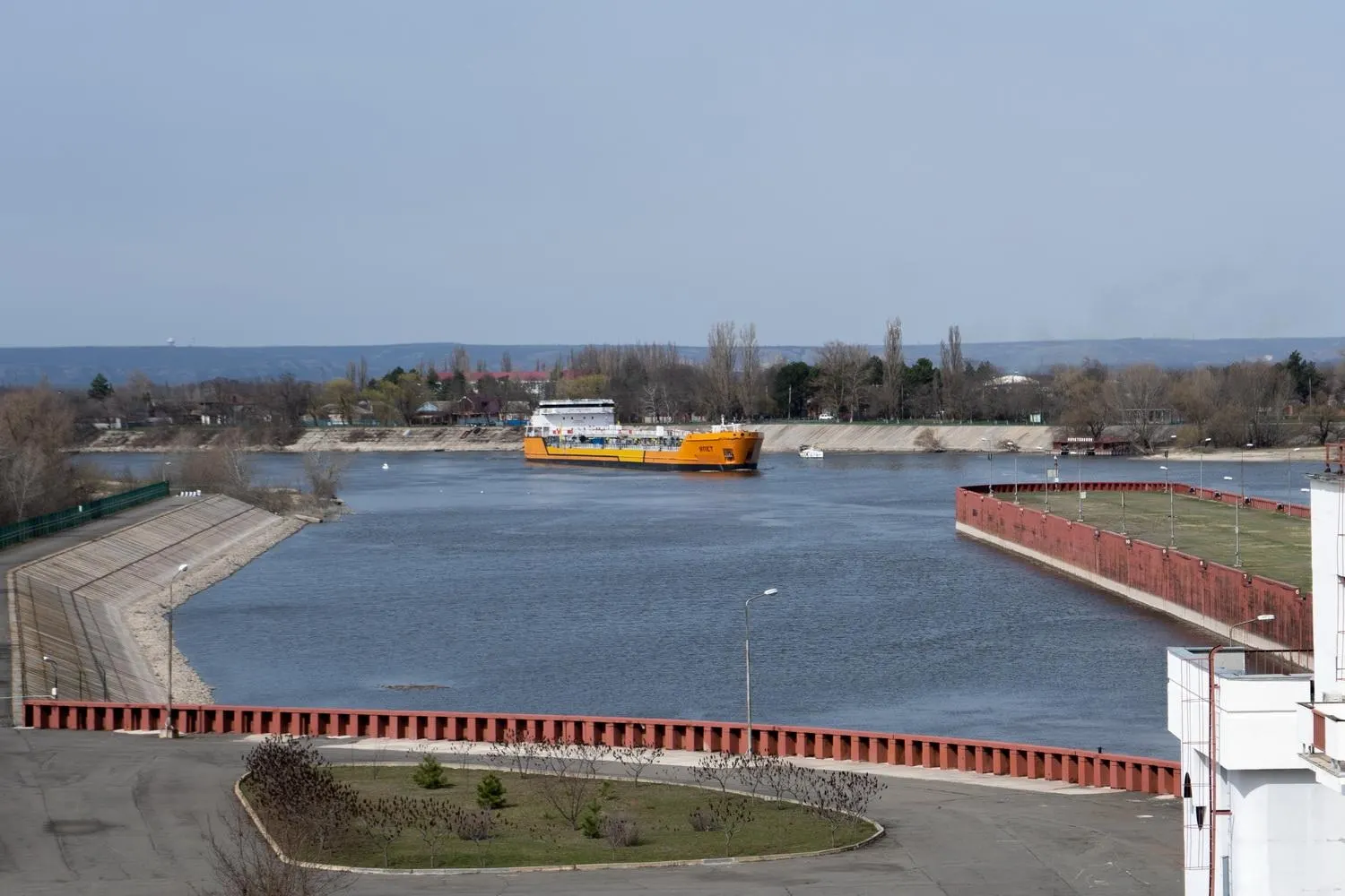 Остановка движения по каналу связана с ударами беспилотников по российским судам; это может затронуть до четверти экспорта пшеницы через Азовское море.