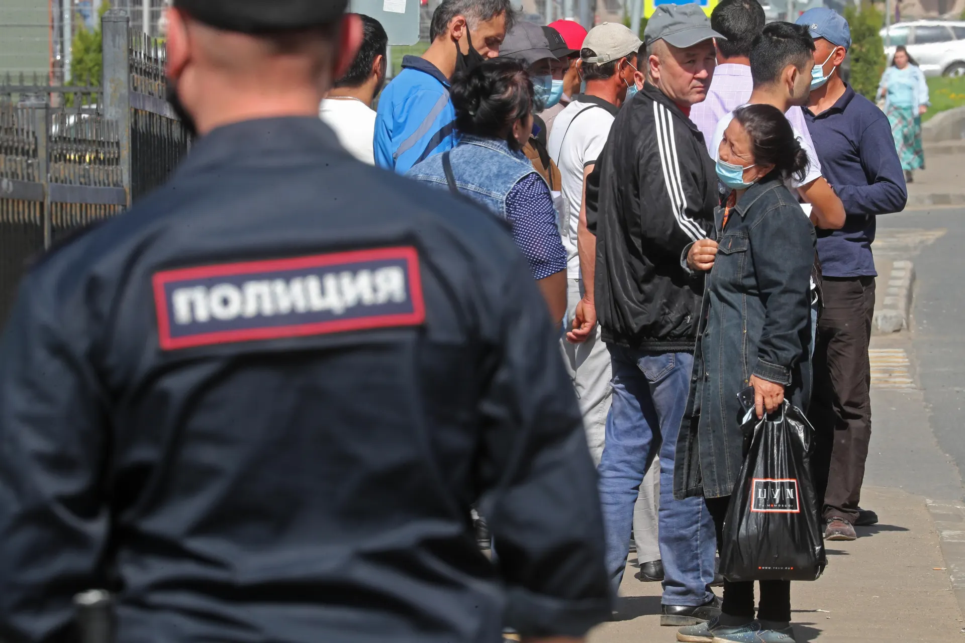Правительство подготовило поправки ко второму чтению: в перечень нарушений, за которые иностранец подлежит обязательному выдворению, планируют добавить дискриминацию и неповиновение законному требованию пограничника.