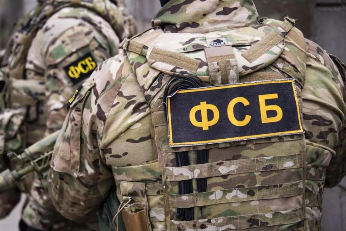 ФСБ сообщила о задержании предполагаемых исполнителей и изъятии десятков FPV‑дронов и оборудования. По версии ведомства, целью были аэродромы «Украинка» и «Шагол»; это, как утверждается, часть серии сорванных терактов.