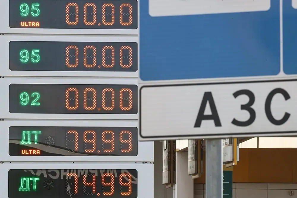 Сервис показывает наличие марок топлива на около 29 тыс. АЗС по данным оплат; больше всего пользователей — в Москве. Инструмент развивается на фоне масштабного дефицита бензина в стране.