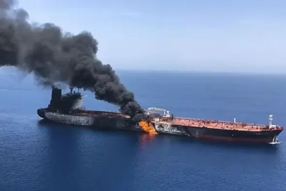 Тарифы на морское страхование выросли в несколько раз, перестрахование рискует большими убытками из‑за атак беспилотников и диверсий — страховщики сокращают покрытие, власти обсуждают варианты господдержки и создание обществ взаимного страхования.