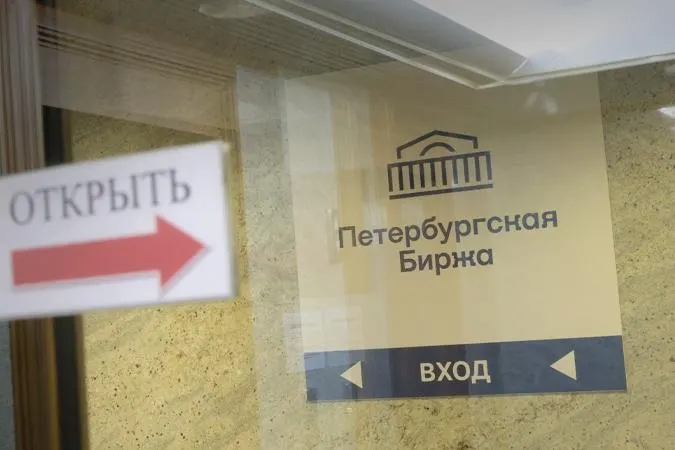 С 21 июля покупка бензина на бирже будет разрешена только для собственных нужд или для поставки заранее указанному конечному покупателю; посредники смогут действовать лишь от имени и за счет конкретного покупателя.