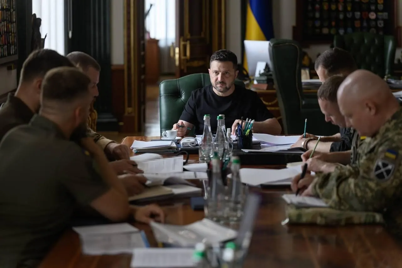С начала 2026 года, по словам президента, украинские силы провели более 1 000 задач по стратегии DeepStrike, поражая объекты на расстоянии свыше 3 000 км — в числе целей нефтяная инфраструктура, предприятия ВПК и логистические узлы.