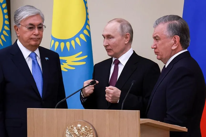Правительство получило указ вести переговоры о корректировке соглашений, регулирующих поставки, ремонт, совместные производства и обмен технологиями в сфере военной продукции с Казахстаном и Узбекистаном.