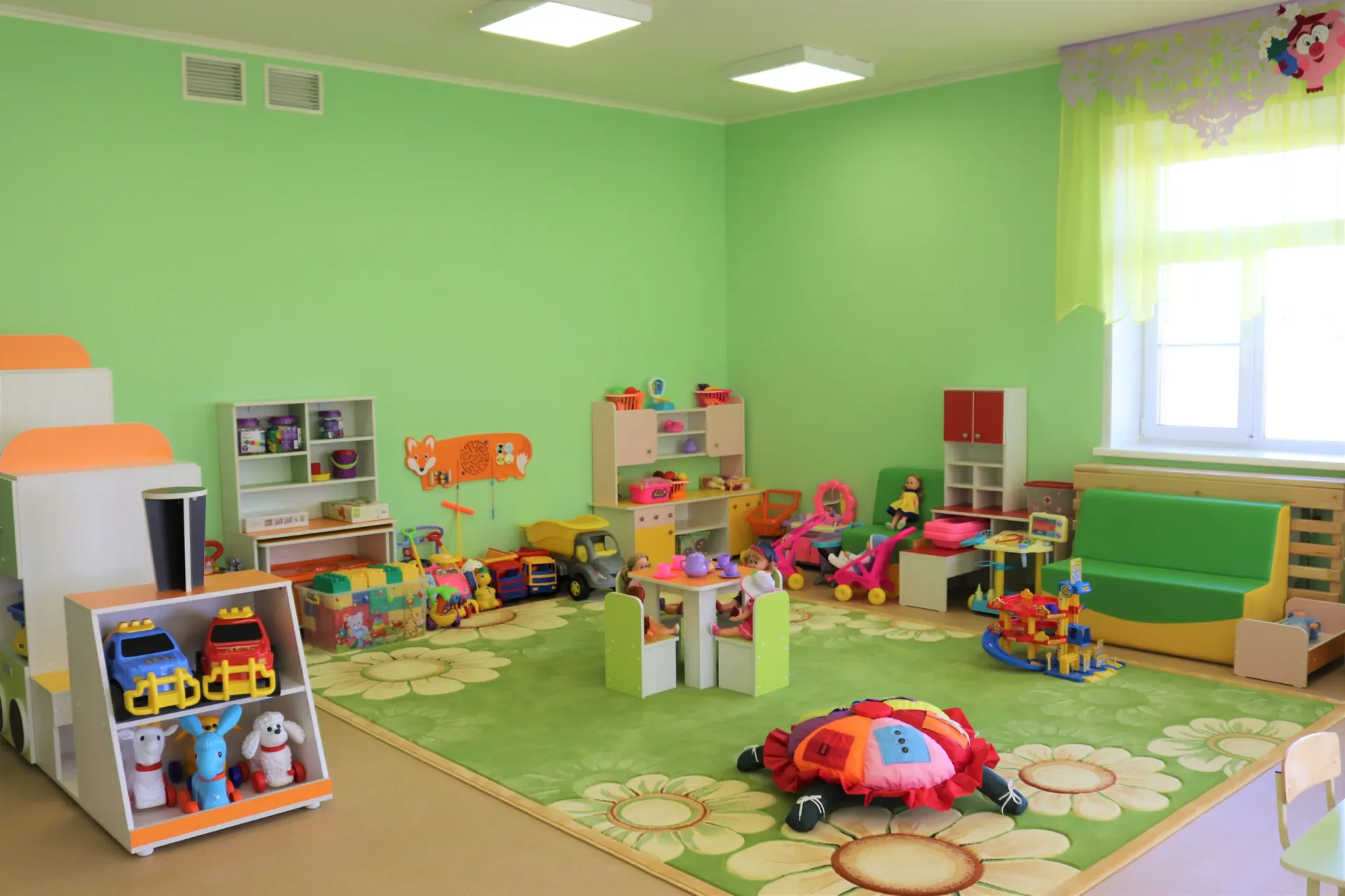 По данным Росстата, в 2025 году количество детей в детских садах сократилось до примерно 6 092 000 — минимум с 2014 года. Одновременно уменьшилось число воспитателей, а в отдельных регионах сохраняется дефицит мест.
