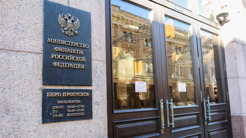 После 2022 года федеральный бюджет всё больше финансируется за счёт заимствований: объём госдолга вырос, а траты на обслуживание долга стали одной из крупнейших статей расходов.
