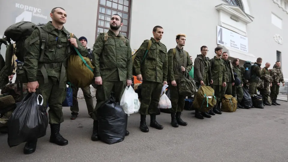 На HeadHunter размещено более 2,5 тыс. вакансий по воинскому учёту и мобподготовке — резкий рост спроса на такие кадры, особенно в Москве; зарплаты варьируются от 15 до 150 тыс. руб.