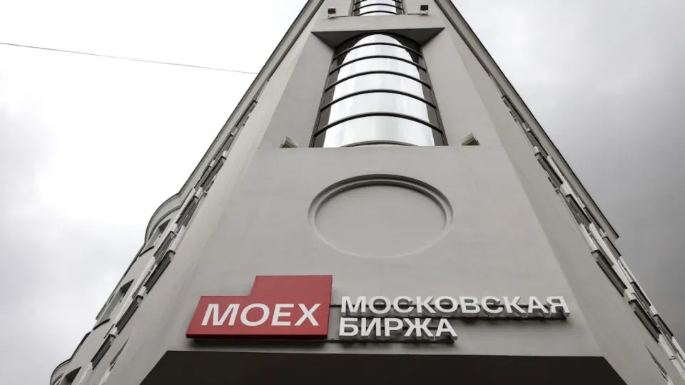 Индекс Мосбиржи упал на 8,72% до 1958,4 пункта — сильнейшее недельное падение с осени 2022 года. С начала апреля рынок потерял почти 30%, инвесторы массово сокращают позиции на фоне экономической и политической неопределённости.