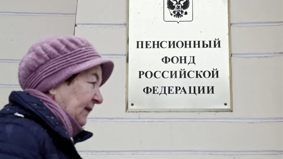 Всероссийский опрос показал, что 70% граждан беспокоятся о будущем после выхода на пенсию. Средний желаемый доход для комфортной старости—79,7 тыс. руб., а фактическая средняя пенсия в мае — около 25,4 тыс. руб.; сбережения есть лишь у 38% опрошенных.