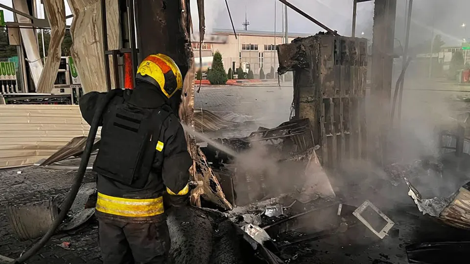 Ночью 1 июля дроны поразили автозаправки в Днепропетровской области — одна женщина погибла, несколько ранены. Одновременно в России усилился топливный кризис: производство бензина сократилось примерно на четверть, введены лимиты и растут цены, начаты экстренные импортные закупки.