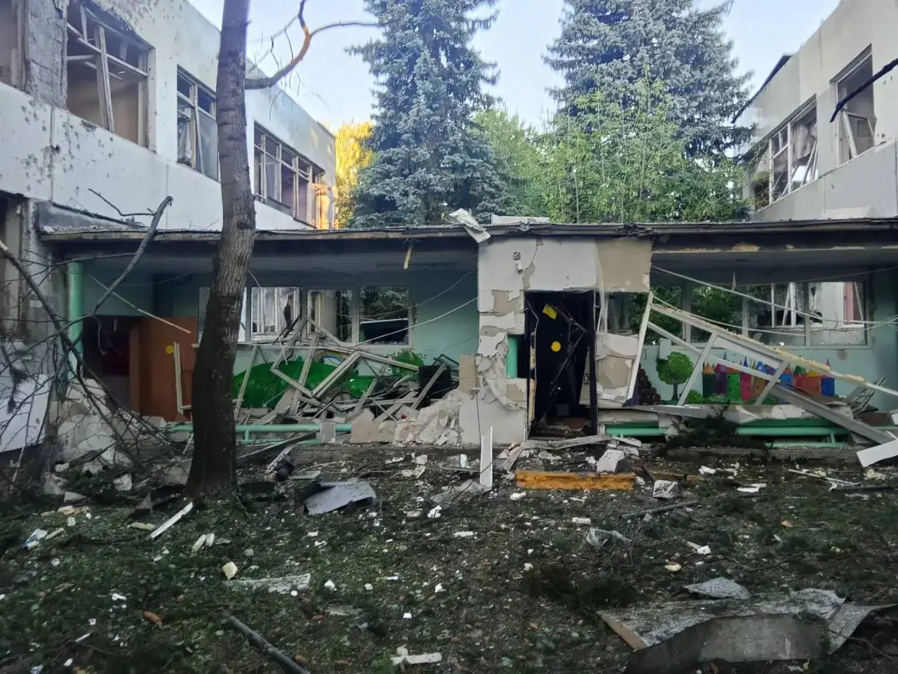 Губернатор Московской области сообщил, что один из пострадавших скончался, восемь находятся в тяжёлом состоянии. Обломки упали на здание детского сада, дети не пострадали.