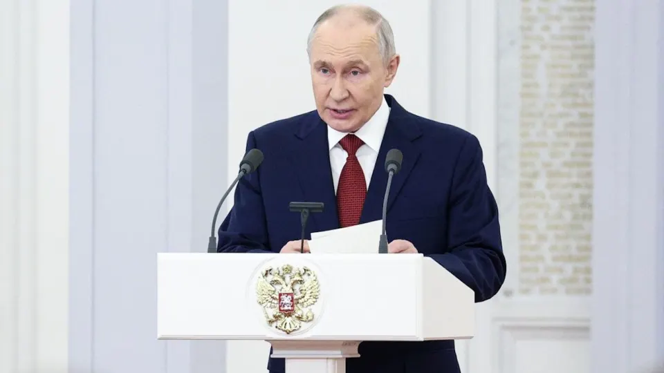 Президент объявил, что укрепление обороны сохранит приоритет в бюджетном планировании до 2029 года. Эксперты предупреждают о росте долговой нагрузки, секвестре социальных статей и увеличении дефицита.