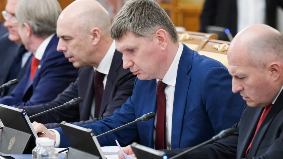 Минэкономразвития фиксирует прирост ВВП за январь–май всего 0,2%. Промышленность и инвестиции стагнируют, Москва демонстрирует сильное разделение с остальной частью страны, а падение цен на нефть усиливает риски рецессии и бюджетного дефицита.