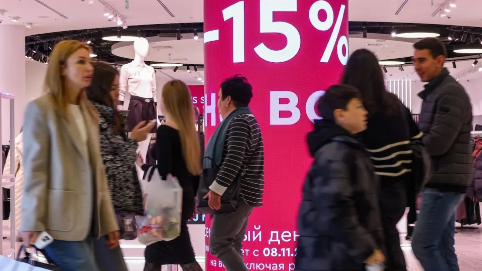 Средний трафик в ТЦ по России сократился с 486 до 356 посетителей на 1000 кв. м (−27%) по сравнению с 2019 годом; в Москве падение составило 24%. Причины — экономия домохозяйств, рост онлайн‑торговли и уход ритейлеров.