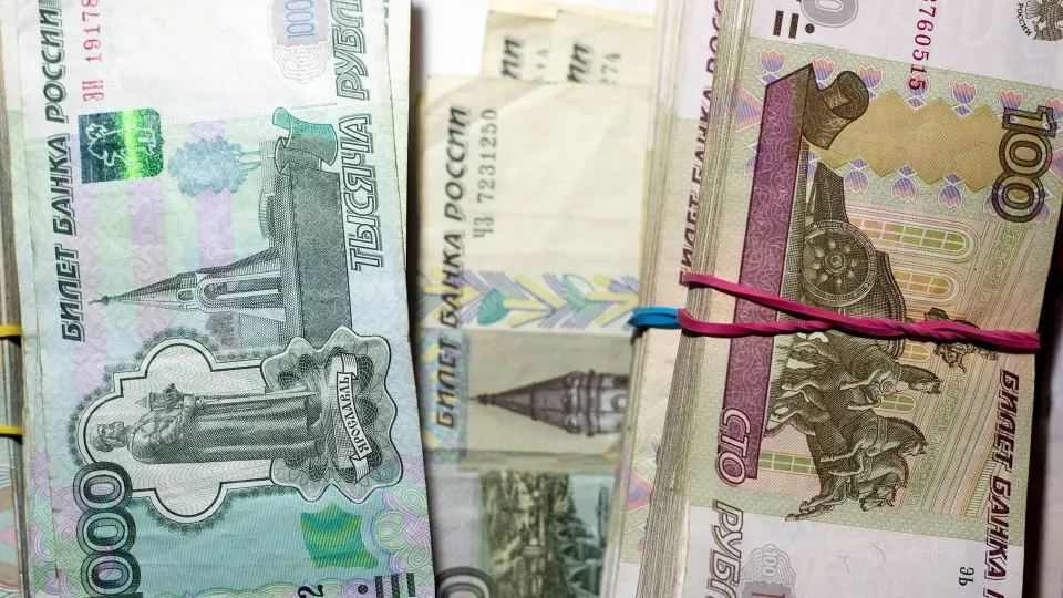 С 1 по 16 июля объём наличных в обращении вырос на 513 млрд рублей. Банки теряют около 250 млрд в неделю, что усиливает спрос на кредитование у Центробанка и повышает риски нестабильности банковской системы.
