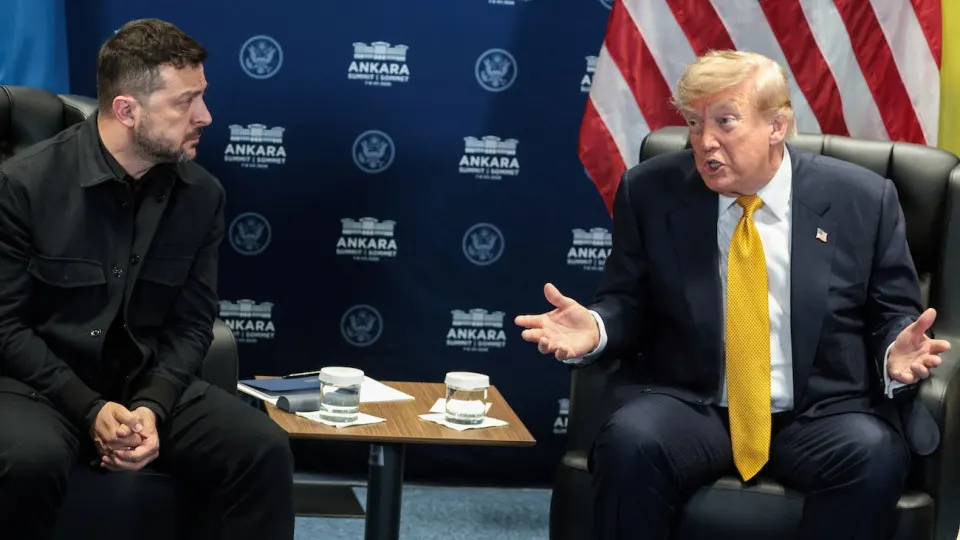 На саммите НАТО в Анкаре президент США допустил, что эскалация ударов по объектам на российской территории может помочь завершить конфликт. По его словам, атаки затронули крупные нефтезаводы, оборонные предприятия и трубопроводы, их дальность достигала нескольких тысяч километров.