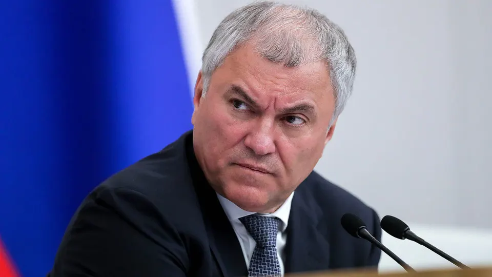 Вячеслав Володин на закрытом заседании отметил разрыв в доходах между депутатами и членами правительства и объяснил этим досрочную выплату премий — депутаты получат в среднем около 4,5 млн рублей. Бюджет Госдумы в 2026 году увеличен, а сведения о доходах парламентариев теперь закрыты.
