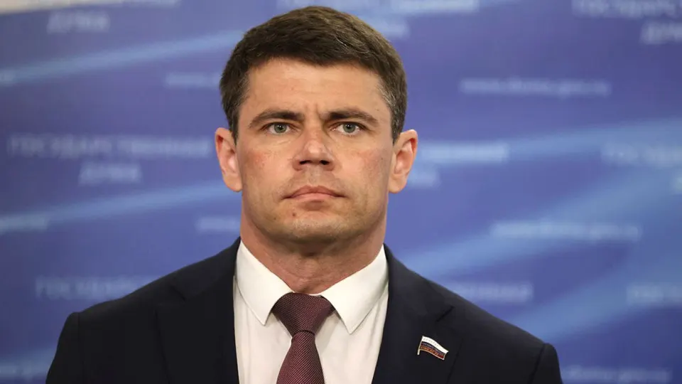 По предвыборной декларации, 20 июня 2025 года Боярский купил шесть участков в Петербурге на сумму 985,244,834,5 руб.; доход депутата и его супруги за три предыдущих года составил около 53,7 млн руб., источником средств указаны «иные кредитные обязательства».