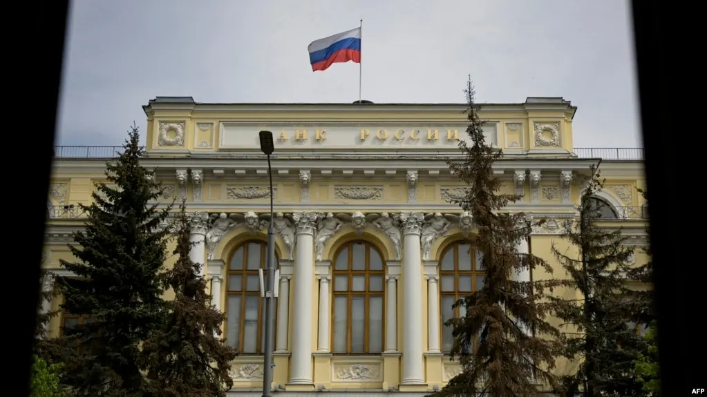 ЦБ добавил Bitcoin, Ethereum и USDT в перечень криптоактивов, доступных к торговле на биржах. Для неквалифицированных инвесторов установлен лимит 300 тысяч рублей в год; закон о цифровых валютах начинает действовать в 2026 году.