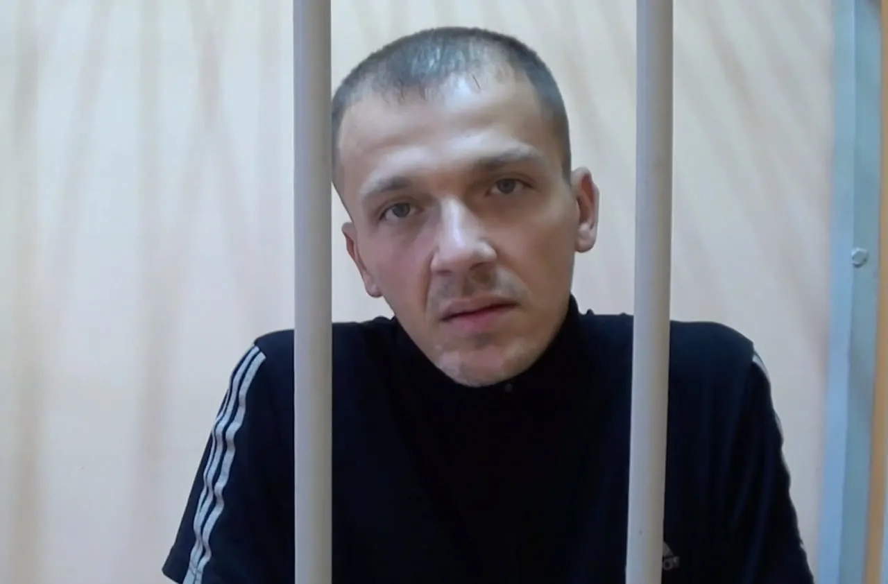 29-летний мужчина набросился на 53-летнюю мать на Опалихинской улице в Москве и потребовал вернуть золотые украшения; после отказа он угрожал убийством. Полиция задержала его, ранее он был судим.