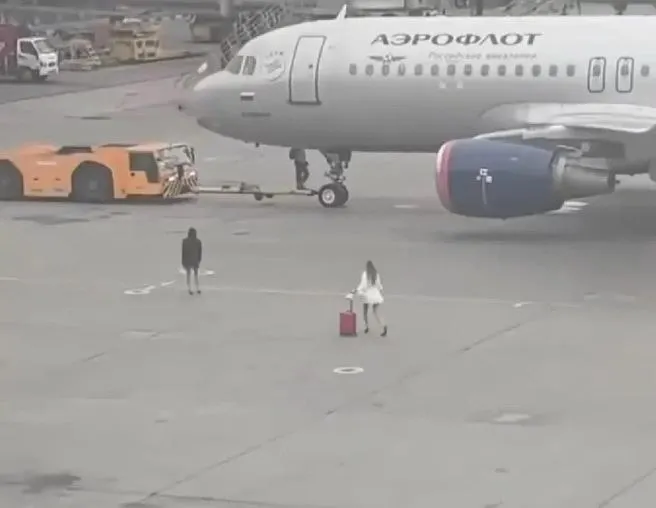 Две опоздавшие на рейс девушки выбежали на взлётную полосу и пытались остановить самолёт, направлявшийся в Сочи; их встретили сотрудники аэропорта и ФСБ.