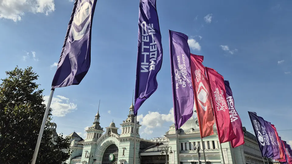 Москва приняла первый обновлённый выпуск конкурса Интервидение; на подготовку выделено 750 млн рублей, а следующий тур запланирован на 2026 год в Саудовской Аравии.