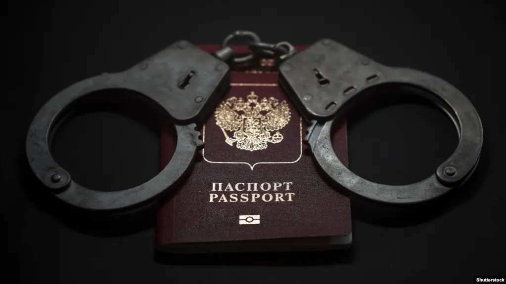 Мещанский суд Москвы поместил под стражу гражданку России по обвинению в госизмене после возвращения в столицу; ранее она неоднократно задерживалась по административным статьям.