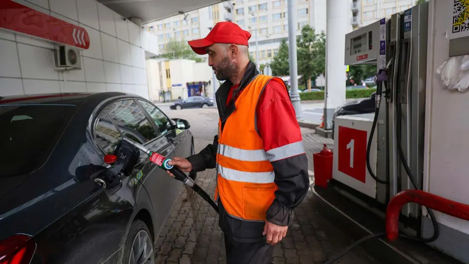 После ударов по НПЗ в регионе снова возникают перебои с бензином: в Москве и области очереди на заправках, рост цен на АИ-95 и нехватка топлива в отдельных сетях.