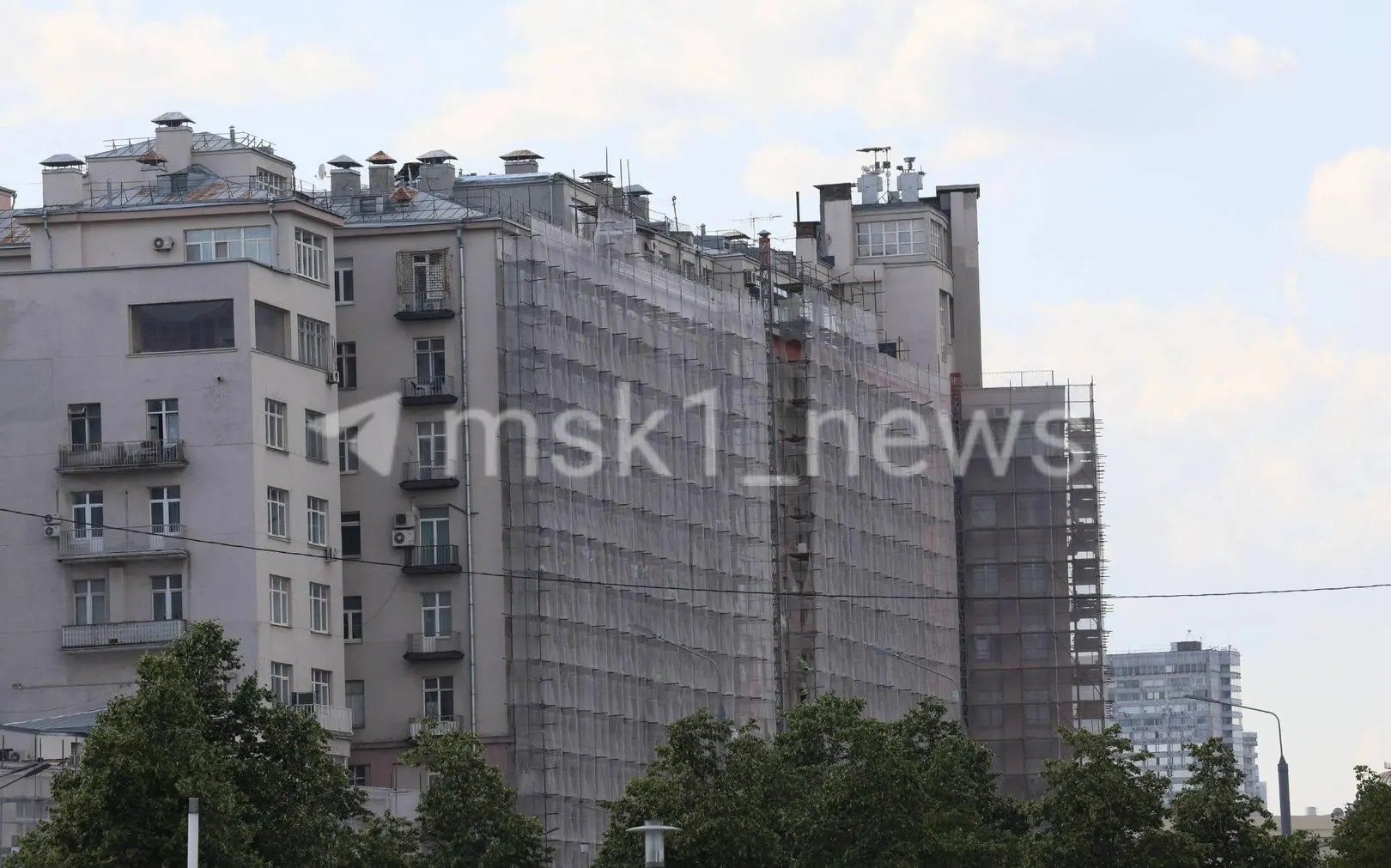 Знаковое московское здание приводят в порядок: снимают строительные леса, восстанавливают лепной декор и штукатурку фасада.
