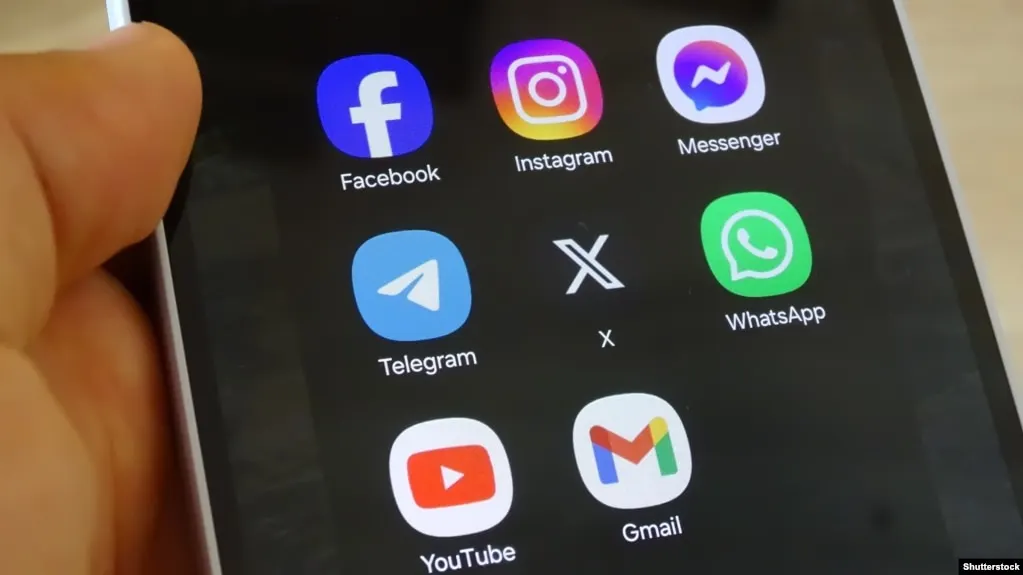 Депутаты разных уровней в Санкт-Петербурге удаляют профили в Telegram и ВКонтакте, переименовывают каналы, чтобы исключить упоминания фамилий, и обсуждают возможные кибератаки перед предстоящими выборами.