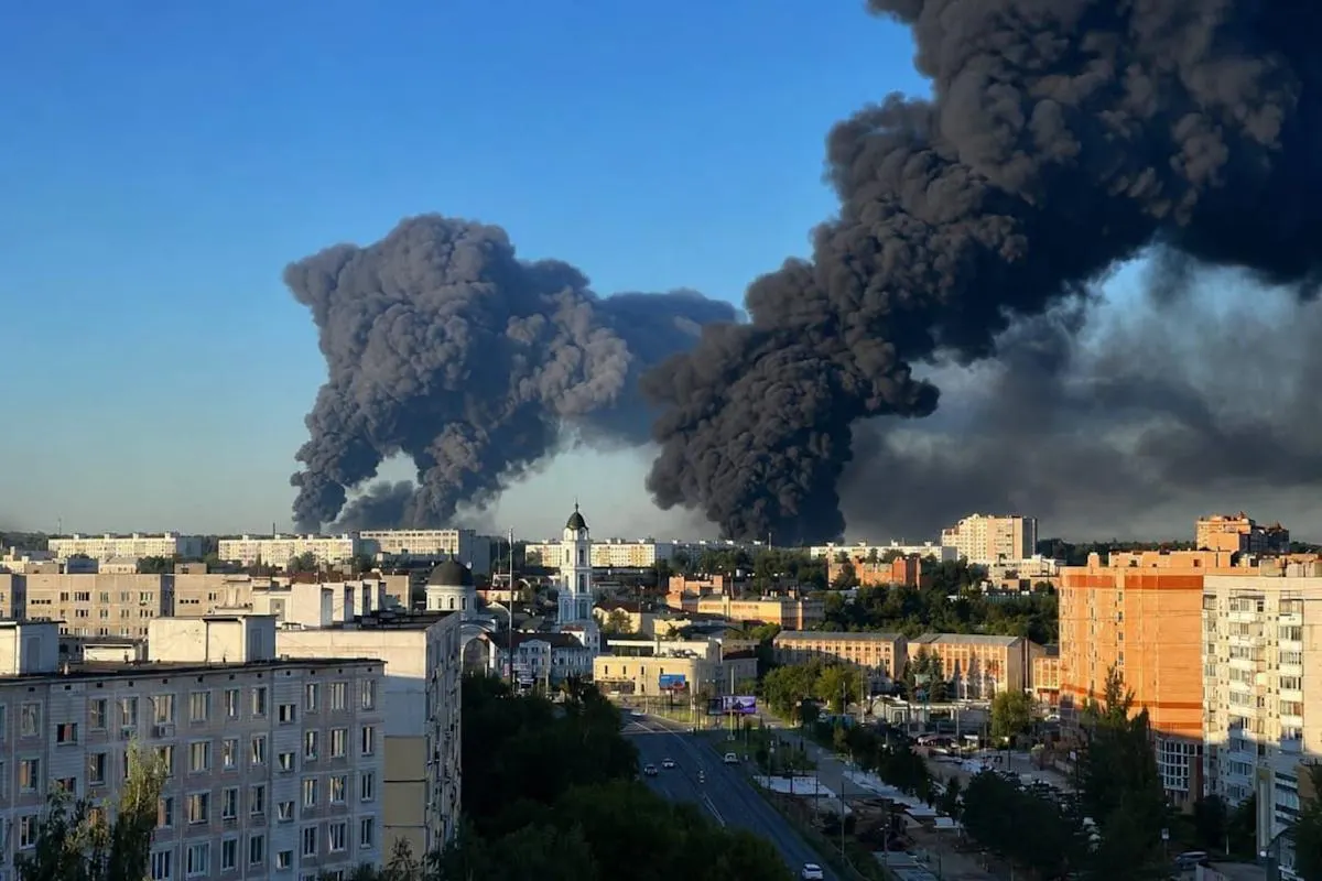 Крупный онлайн-ритейлер сталкивается с ударами по складам, санкциями и вопросами государственной поддержки; обсуждаются экономические последствия для банков и бизнеса.