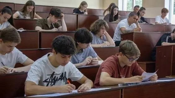 В крупных городах продолжают расширять набор на бюджетные места в медицинских вузах; обсуждаются причины снижения спроса на обучение и меры поддержки.