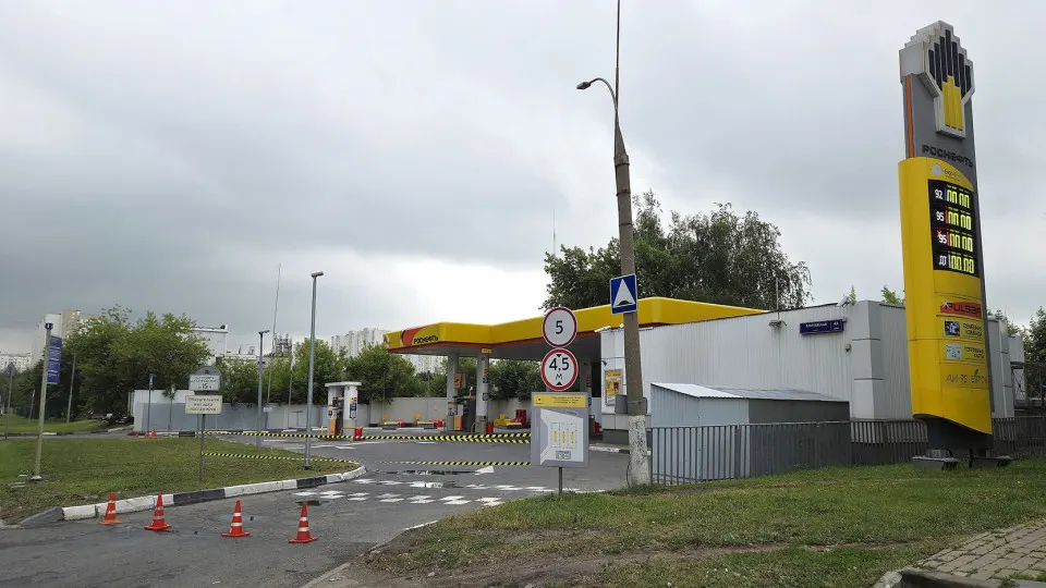 С января по август в стране закрыли 322 АЗС, что на 70% больше прошлого года; доля закрытий составила 1,2% от общего числа станций. Переработка нефти снизилась до многолетнего минимума, а цены на топливо растут.