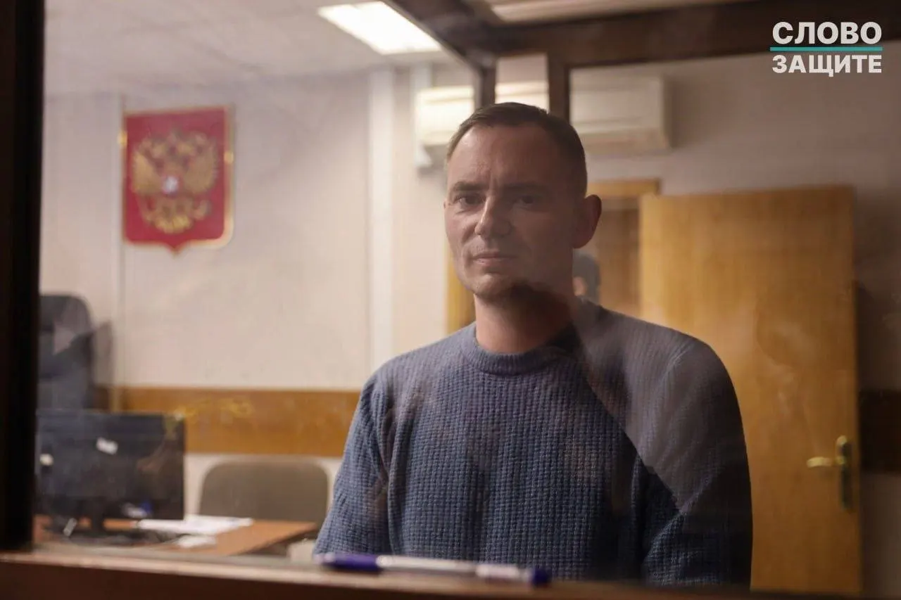 Суд приговорил фигуранта к семи годам колонии общего режима по делу о распространении фейков об армии; заседание прошло с ограниченным доступом.