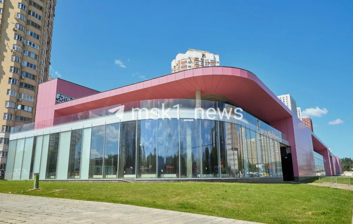 Долгострой в московском районе не открылся уже четвертый год. Проект предусматривал комьюнити-центр с фуд-холлами и парком на крыше, но экономические проблемы и банкротство повлияли на судьбу объекта.